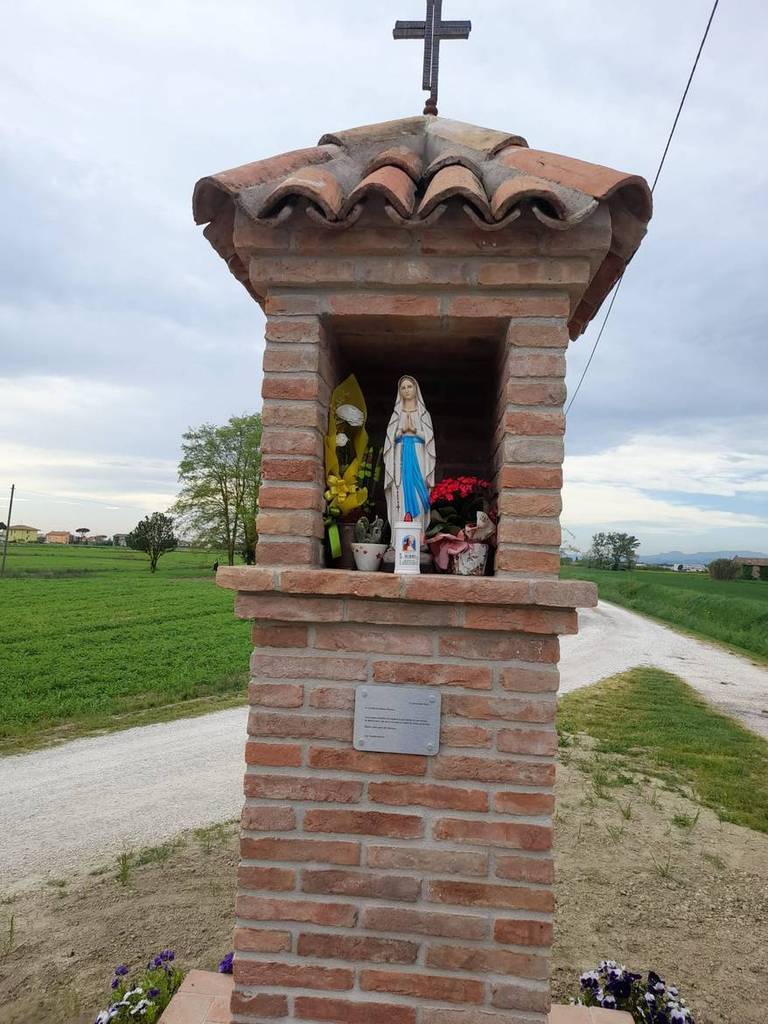 A Cannucceto conclusione del Rosario davanti alla statua della Madonna