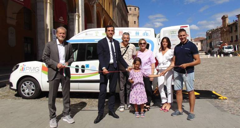 Donazione del mezzo in piazza del Popolo