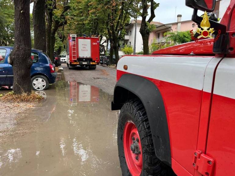 Nella foto concessa dal Comando provinciale di Forlì-Cesena dei Vigili del fuoco uno dei tanti interventi realizzati ieri per la bomba d'acqua abbattutasi sul territorio