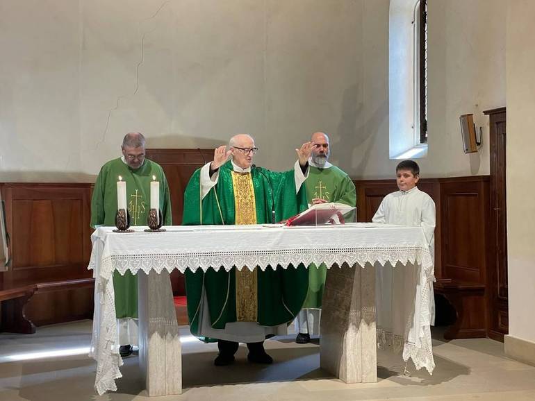 Nella foto, don Derno Giorgetti al centro mentre celebra la Messa a Calisese. Con lui i diaconi Giorgio Siroli, a sinistra, ed Emanuele Testi, a destra