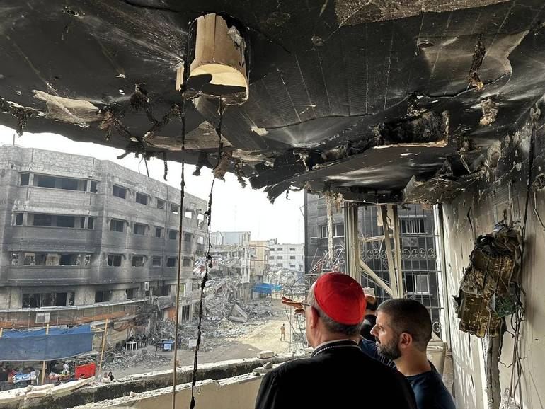 Pizzaballa fra le macerie di Gaza (foto: Latin Parish/Romanelli)