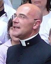 Nella foto, don Marco Galanti, cappellano militare e parroco al Villaggio azzurro a Villachiaviche