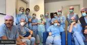 Nella foto, gli specializzandi con il primario di chirurgia generale e d'urgenza, il dottor Luca Ansaloni