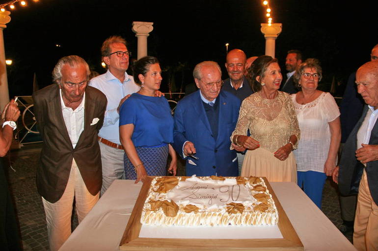 Dionigio Dionigi ieri ha festeggiato 90 anni. Nella foto (di Mauro Armuzzi), è tra la figlia Micaela e la nipote Giorgia