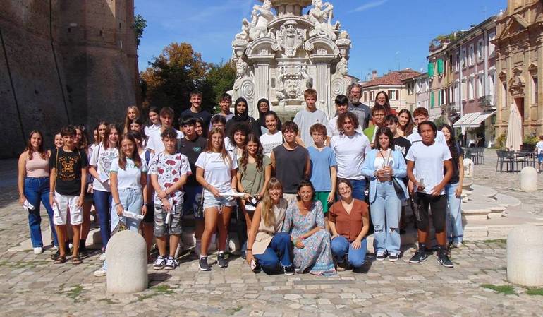 Foto di gruppo dei ragazzi con l'assessora Macrelli