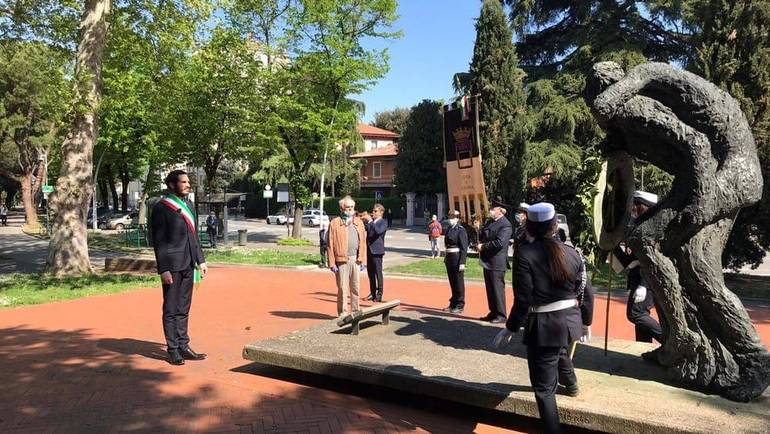 Uno scatto del 25 aprile 2020, deposizione corona d'alloro al monumento ai caduti nella Liberazione d'Italia
