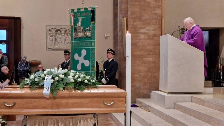 Don Ernesto Giorgi mentre legge il suo ricordo. Foto Pier Giorgio Marini