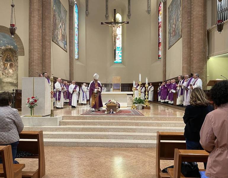 Nella foto, il vescovo Douglas incensa la salma di don Sauro Rossi. Cattedrale di Cesena, lunedì 20 maggio 2024