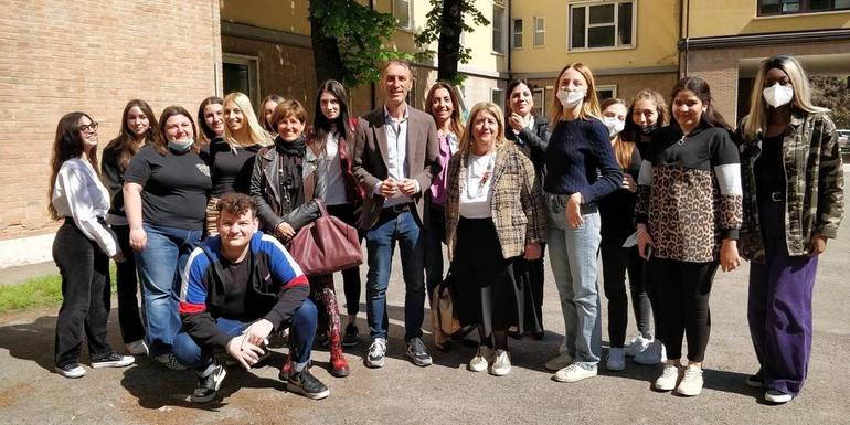 Nella foto il gruppo di consulenti del lavoro con la presidente dell'Ordine provinciale di Forlì-Cesena Maria Teresa Bonanni (a destra del dirigente) gli studenti di quinta coinvolti e il dirigente Paolo Valli.