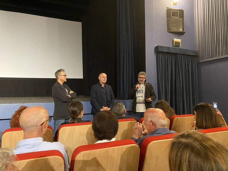Nella foto al centro, il regista Roberto Vecchi e l'autore delle musiche, il cesenate Davide Caprelli