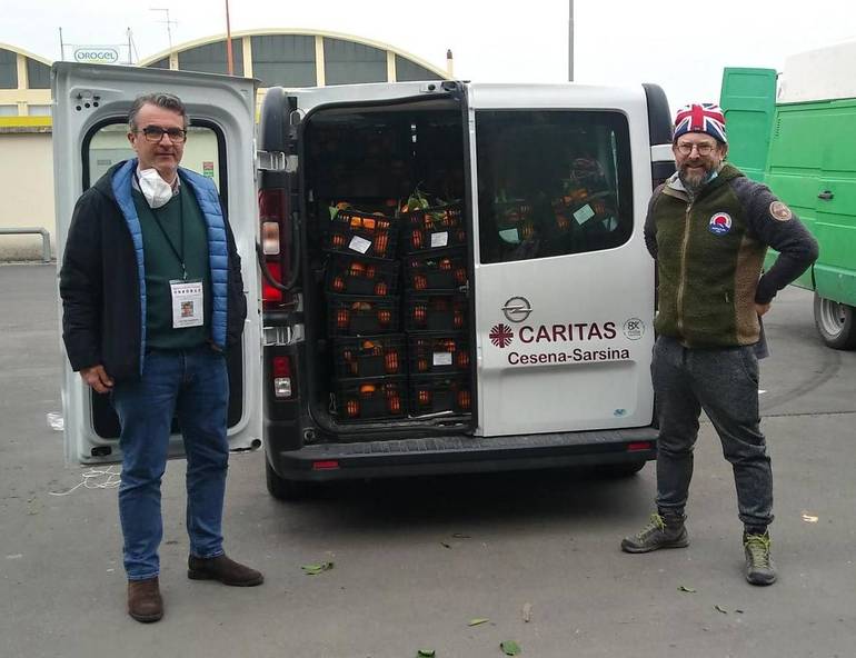 Nella foto Matteo Magnani direttore del Mercato di Cesena con Andrea Casadei della Caritas di Cesena