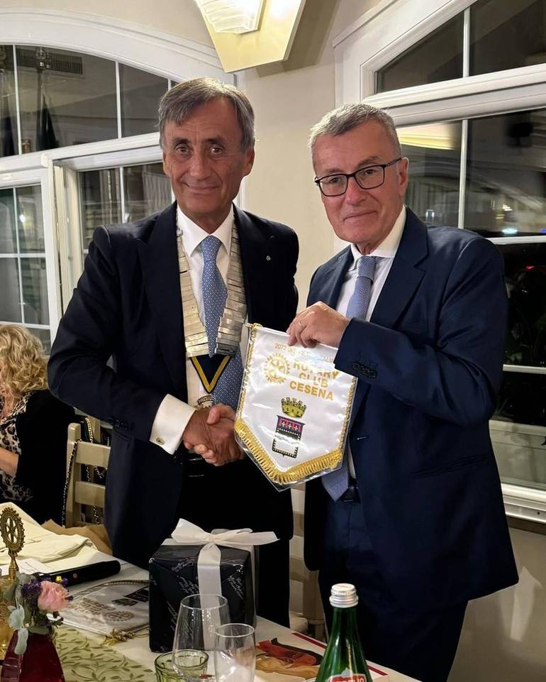 Da sinistra, il presidente del Rotary club Cesena, Norberto Fantini, e Claudio Mastromattei, questore di Forlì-Cesena