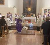 Nella foto, al termine della Messa il vescovo Douglas mentre incensa la salma di don Giovanni Zoffoli