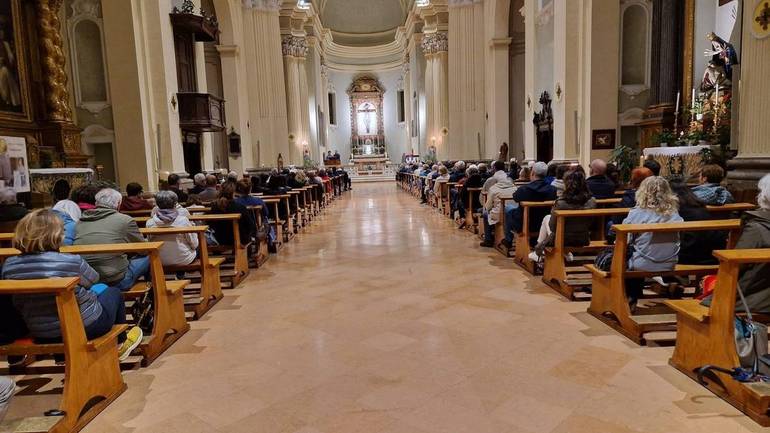 Nella foto di Pier Giorgio Marini, un momento del Rosario di ieri sera nella chiesa dei Servi, in suffragio di Romano Colozzi