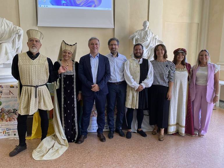 Nella foto i figuranti con Daniele Molinari, presidente dell'associazione che organizza la Giostra e l'assessore alla Cultura, Camillo Acerbi