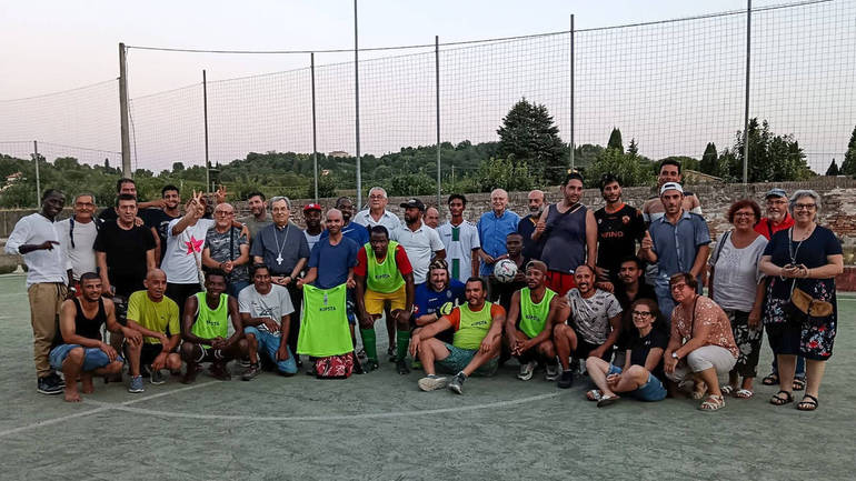 Nella foto di gruppo si possono vedere, tra gli altri, il vescovo Douglas Regattieri, il direttore della Caritas diocesana Ivan Bartoletti Stella, l'assessora al Welfare Carmelina Labruzzo, Giorgio Pollastri dell'associazione Papa Giovanni XXIII