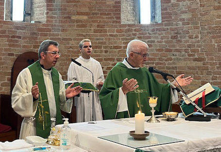 padre Tonino Pasolini nella sua parrocchia di origine San Mauro in Valle ha celebrato Messa domenica 15 settembre. Accanto, don Filippo Rossi (foto Ba.B)