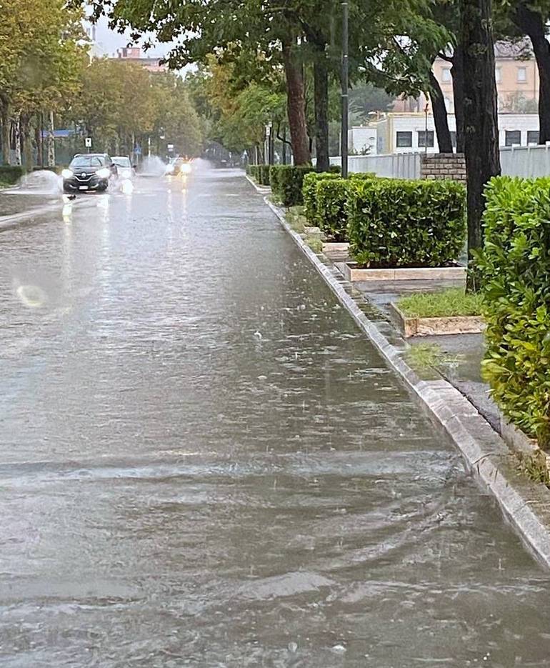 Acqua in strada a Cesenatico (foto: Facebook Matteo Gozzoli)