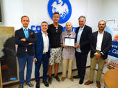 Nella foto la consegna della targa con al centro il premiato Bruno Fusconi e il presidente Confcommercio cesenate Augusto Patrignani