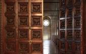 L'ingresso all'aula del Nuti, biblioteca Malatestiana antica