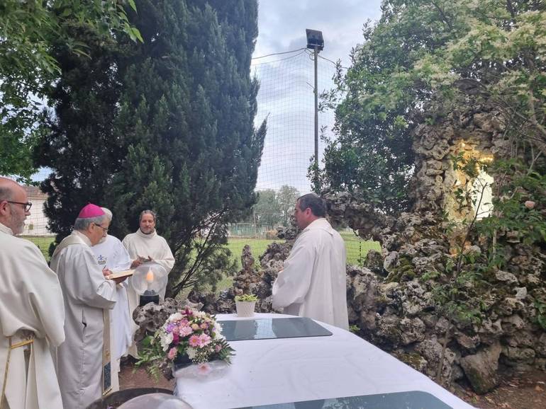 Santa Maria Nuova di Bertinoro, mercoledì 15 maggio la benedizione del vescovo Douglas alla grotta di Lourdes, accanto alla chiesa parrocchiale - foto Sa.L.