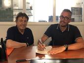 Paolo Zanfini, Direttore scientifico della Biblioteca Malatestiana e Claudio Canova, Presidente del consiglio di amministrazione e titolare della società, firmano il verbale di consegna dell’archivio.