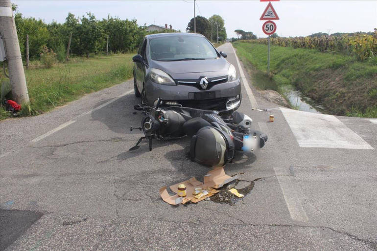 Scontro tra automobile e motocicletta a Cesena in via Violone di Gattolino