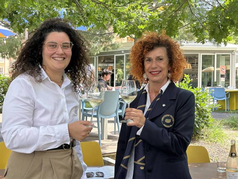 Nella foto, da sinistra: Roberta Basile, socia del gruppo Bbp Social & Food experience, e Angela Casadei, vicepresidente di Ais Romagna.