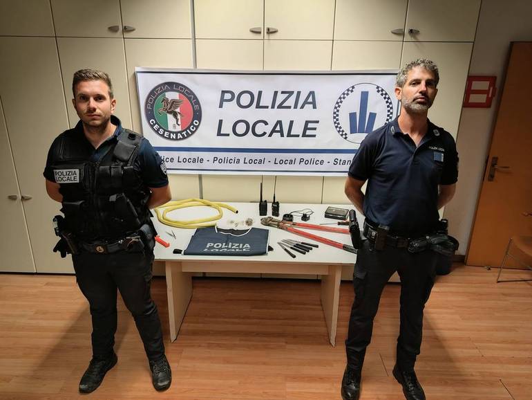 A Cesenatico fermati cittadini bulgari con coltelli e arnesi da scasso