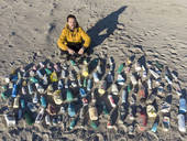 Enzo Suma con bottiglie di plastica recuperate dal mare