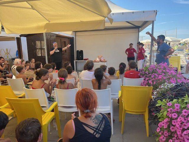 Nella foto, un momento del corso, in spiaggia al bagno Internazionale, a Ponente