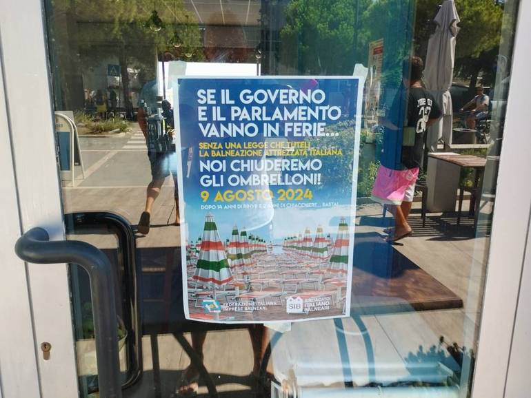 Il manifesto affisso questa mattina a Cesenatico in numerosi stabilimenti balneari. Pippofoto