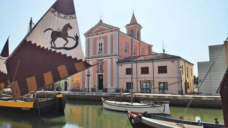 Nella foto, la chiesa parrocchiale di San Giacomo apostolo, sul portocanale