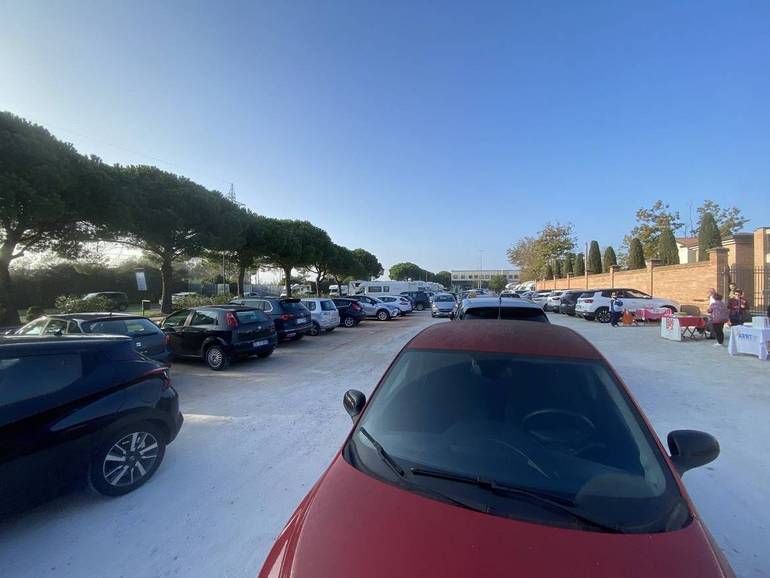 Un'immagine del parcheggio del cimitero, oggi pomeriggio. Molti i camper che non hanno trovato altro posto