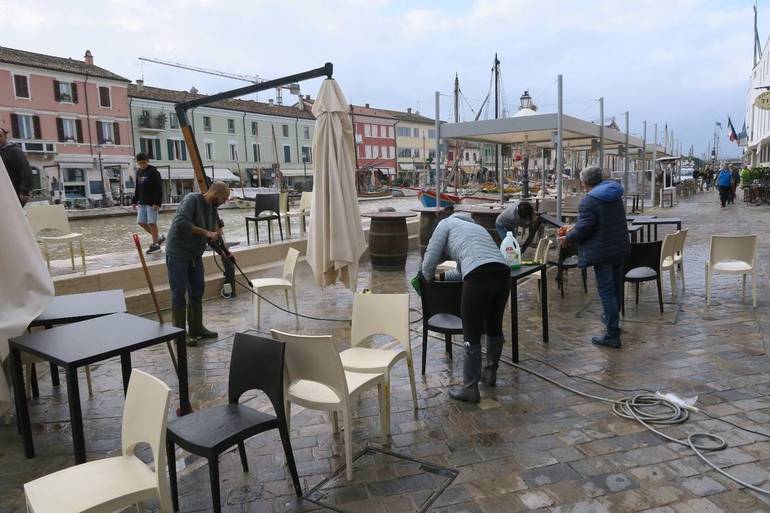 Ristoratori al lavoro questa mattina dopo gli allagamenti di ieri. Pippofoto