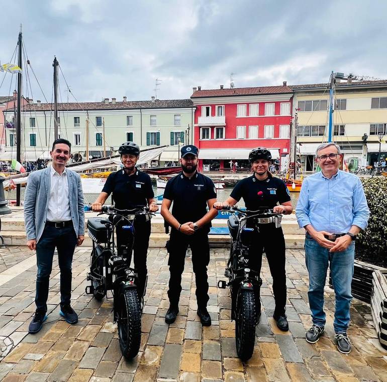 Due nuove biciclette a pedalata assistita per la Polizia locale di Cesenatico