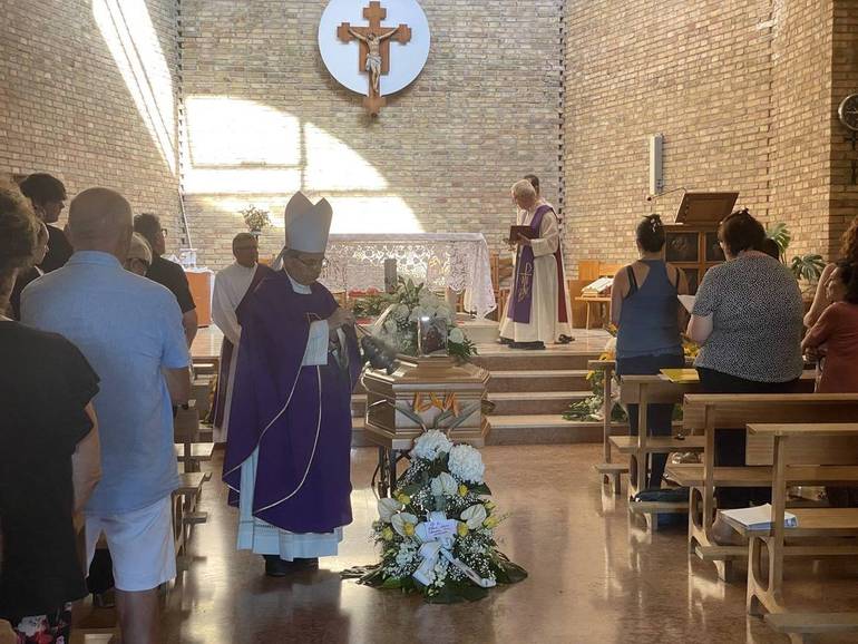 Nella foto, il vescovo Douglas mentre incensa la bara di Gianni Tassinari. Chiesa di Bagnarola di Cesenatico