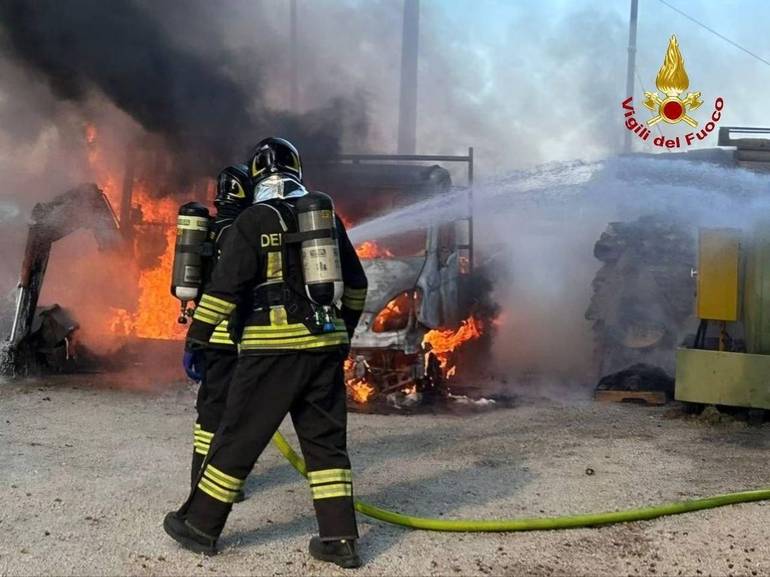 La foto è del Comando provinciale dei Vigili del fuoco