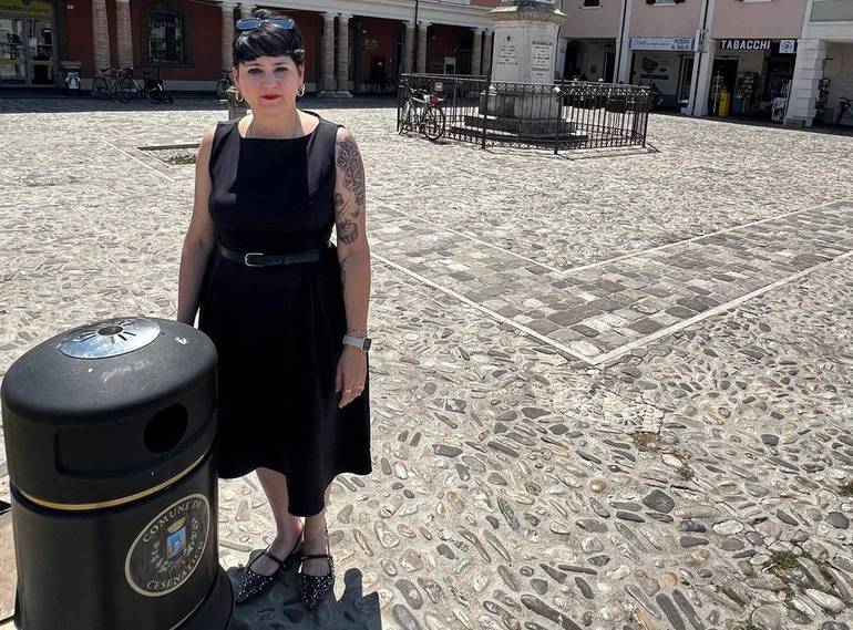 Lorena Fantozzi con un nuovo cestino in piazza Pisacane