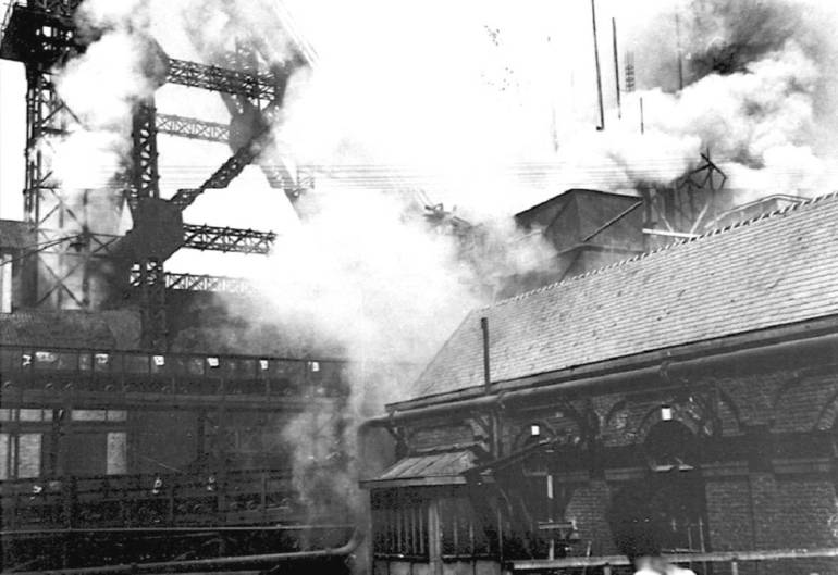 L’incendio sviluppatosi nella miniera di carbone di Marcinelle (Belgio) l’8 agosto 1956. Foto Ansa/SIR