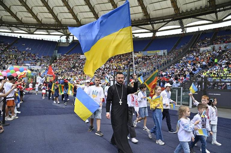 Foto archivio Siciliani-Gennari/SIR. Roma, 25 maggio 2024: Stadio Olimpico, Papa Francesco partecipa alla prima Giornata mondiale dei bambini. Bambini con bandire dell’Ucraina