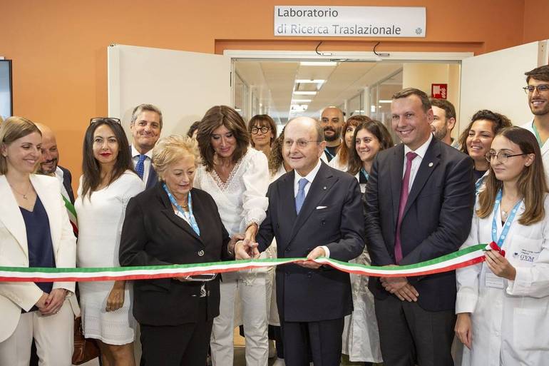 Nella foto, il momento del taglio del nastro di questa mattina