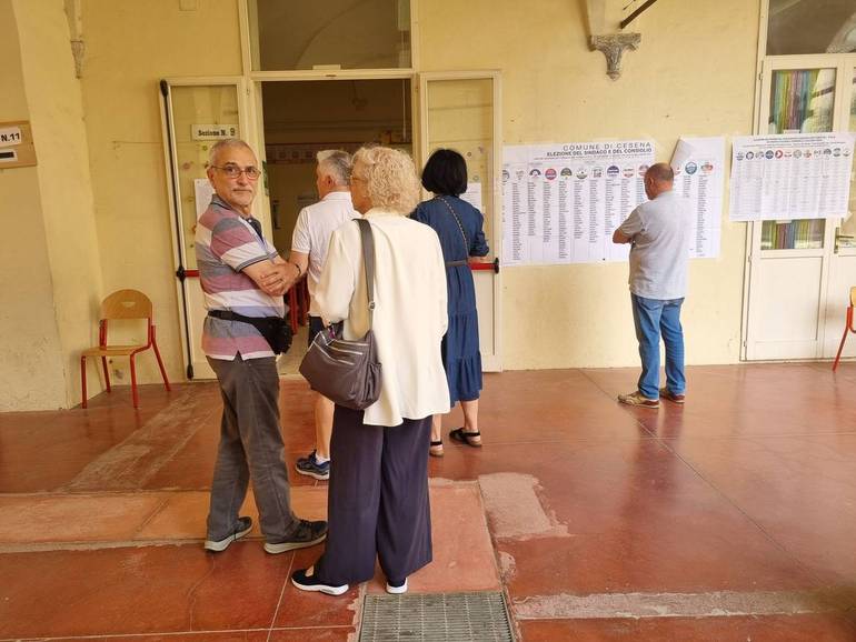 Elettori al seggio - foto Sandra e Urbano Cesena