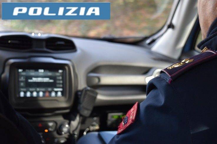 Insegnante e poliziotti salvano la vita a un 25enne