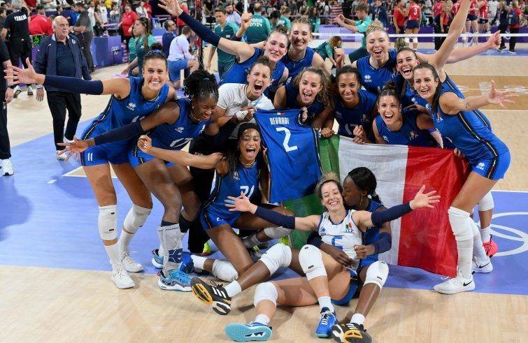 Parigi (Francia), 11 agosto 2024: le giocatrici dell’Italia festeggiano alla South Paris Arena dopo aver vinto la medaglia d’oro femminile tra Stati Uniti e Italia ai Giochi Olimpici di Parigi 2024. Foto Ansa/SIR