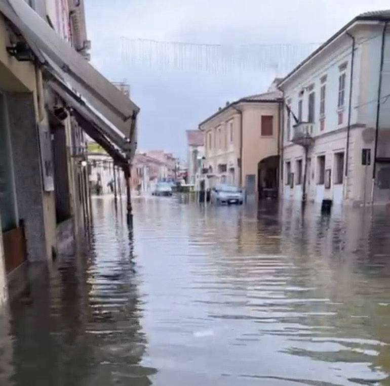 Nella foto, allagamenti ieri a Cesenatico