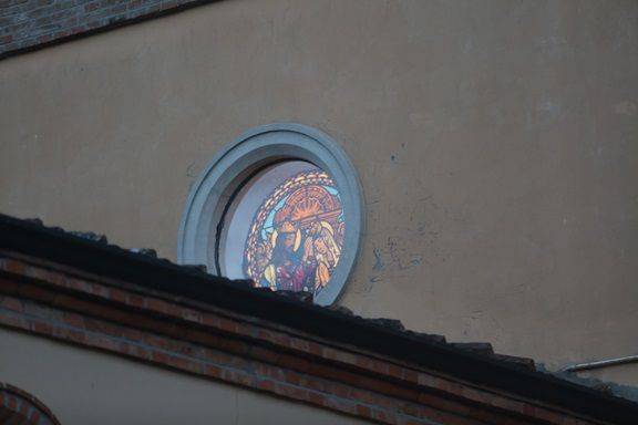 Un dettaglio delle vetrate della chiesa di Sala di Cesenatico (Pippo Foto)