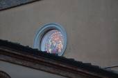 Un dettaglio delle vetrate della chiesa di Sala di Cesenatico (Pippo Foto)