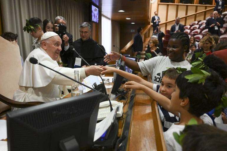 Vaticano, 11 maggio 2024: Papa Francesco partecipa al tavolo sui bambini. Foto Vatican Media/SIR