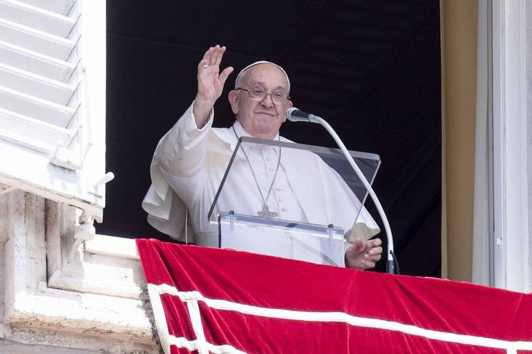 Vaticano, 15 agosto 2024: Papa Francesco recita l’Angelus, impartisce la benedizione e saluta i fedeli presenti in piazza San Pietro. Foto Vatican Media/SIR